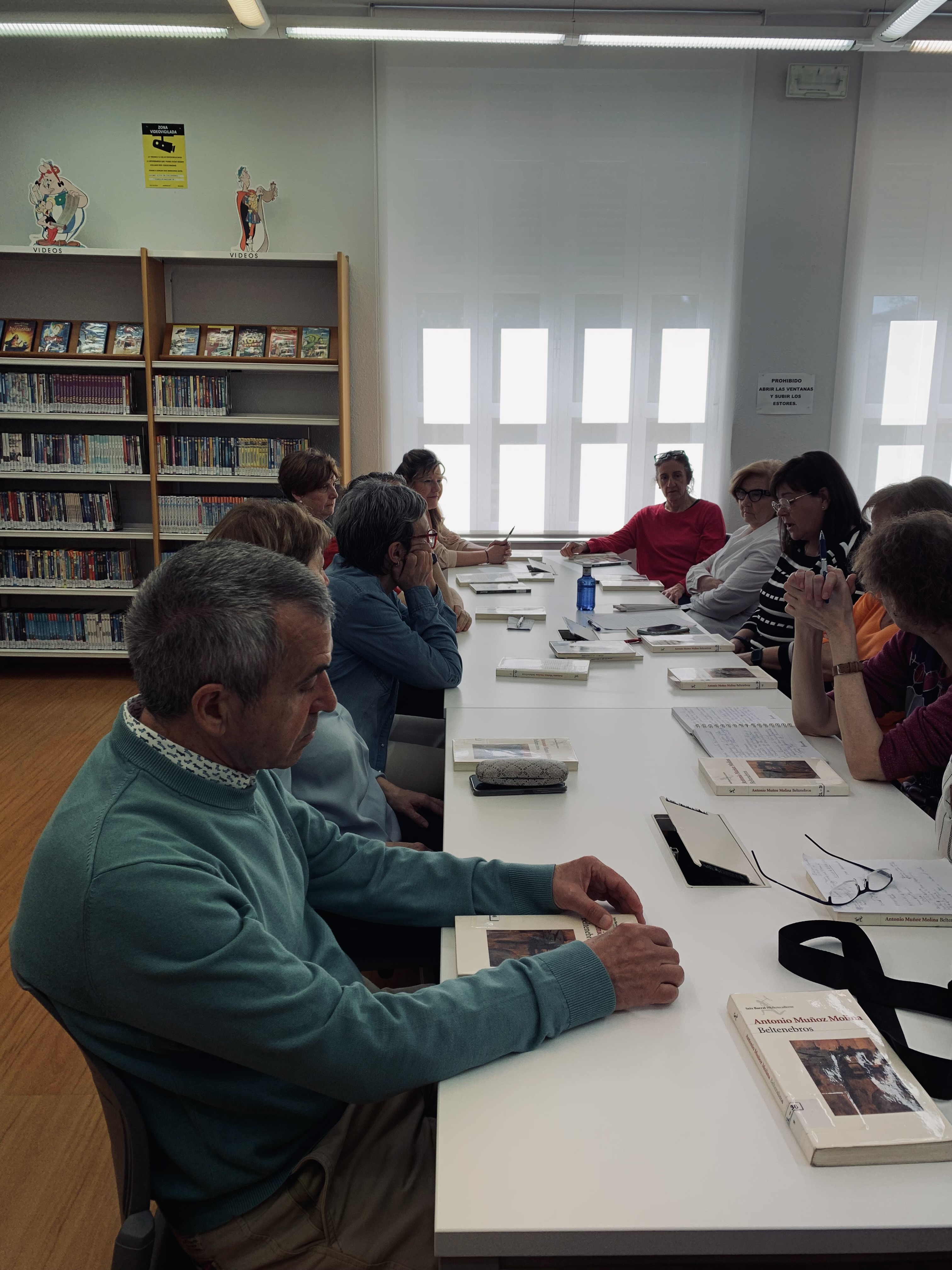 Sesión de club de lectura para adultos y día mundial del arte